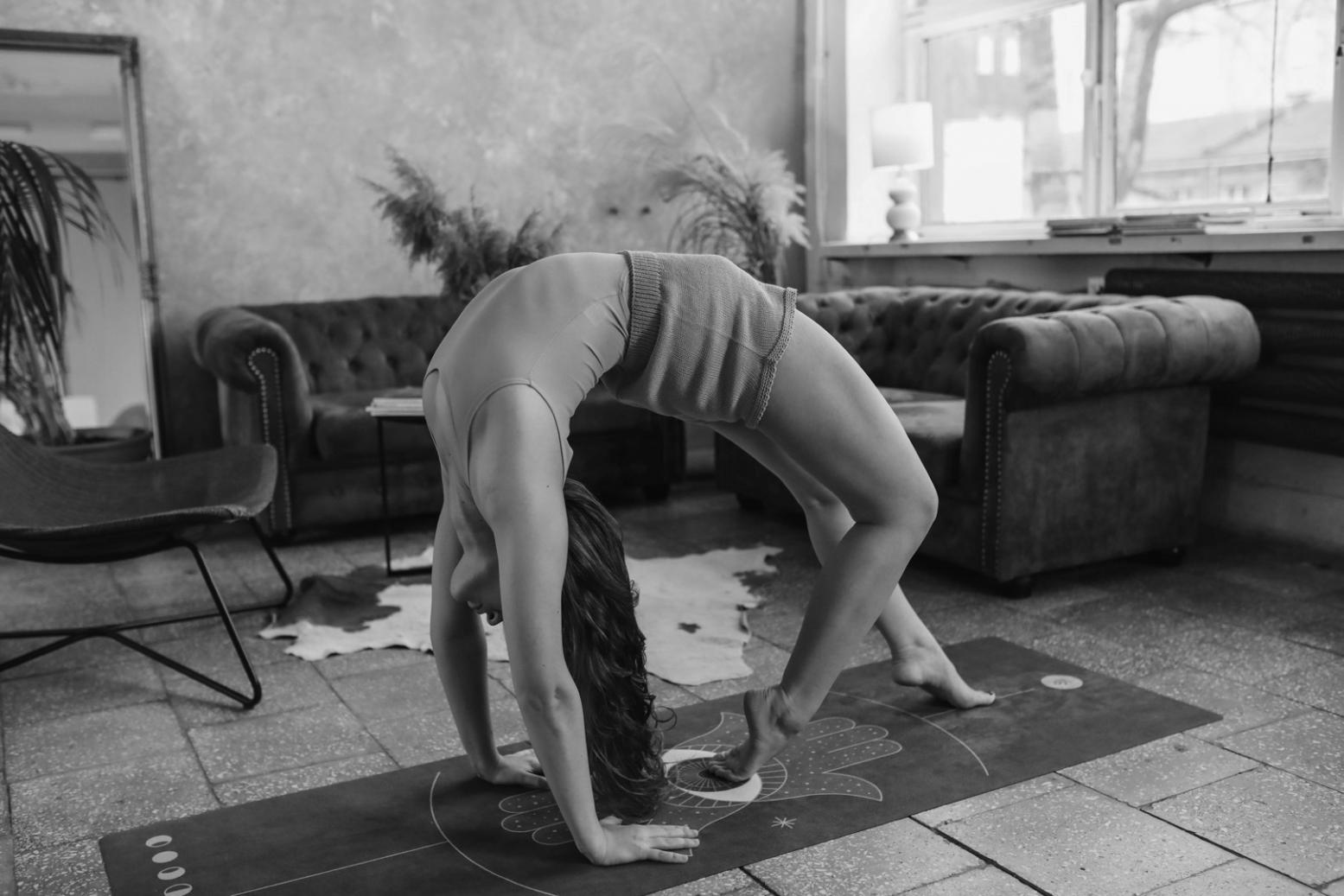 Sesión de yoga para fortalecer el núcleo corporal