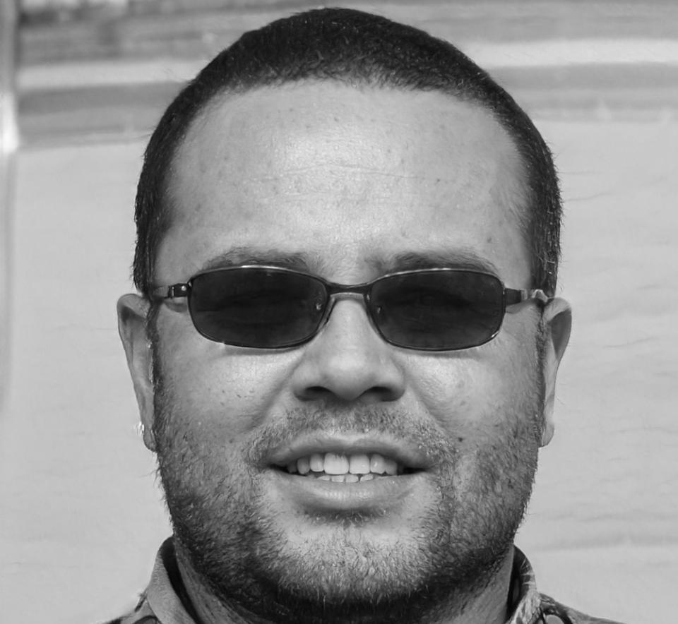 Instructor de yoga especializado en fortalecimiento del core